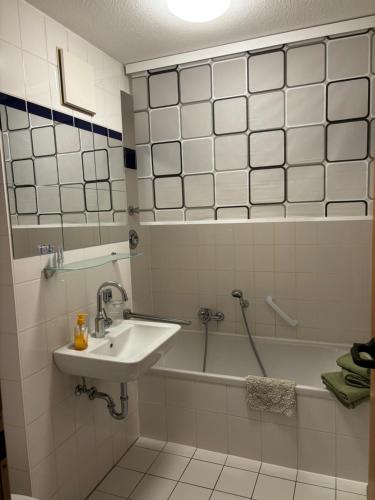a bathroom with a sink and a bath tub at Ferienwohnung in Erfurt Marbach (Maisonette) in Erfurt