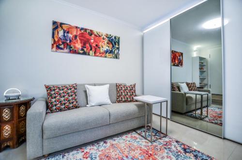 科隆Stylisch und Schick, neue Wohnung, U-Bahn 2 Minuten的带沙发和镜子的客厅