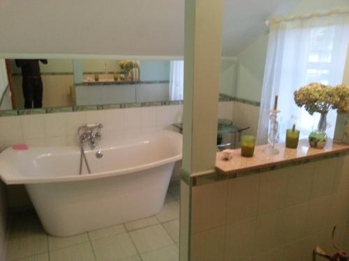 ユールマラにあるDzintarsのバスタブと洗面台のある浴室