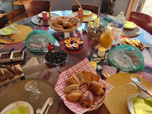 a table with plates of food on top at Domaine de La Sarrotte in Saugon