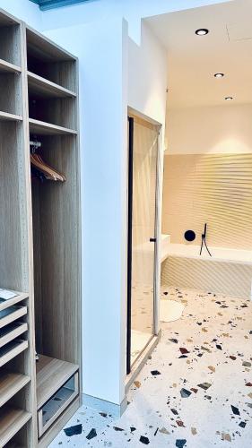 Cette chambre dispose d'un placard avec une porte en verre. dans l'établissement Sweett - Hotel Particulier Garden, à Cannes