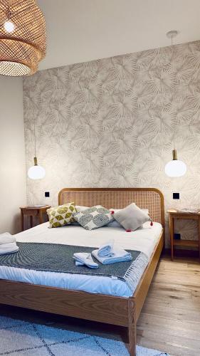 une chambre avec un lit avec deux serviettes dessus dans l'établissement Sweett - Hotel Particulier Garden, à Cannes