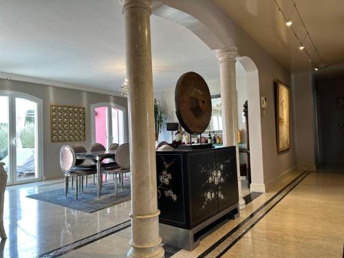 une salle à manger et un salon avec une table et des chaises dans l'établissement Spacieuse Villa avec piscine, à Mougins