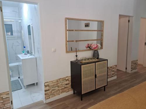 ein Schlafzimmer mit einer Kommode mit einem Spiegel und einem Waschbecken in der Unterkunft The Mountain House experience in Rio Caldo