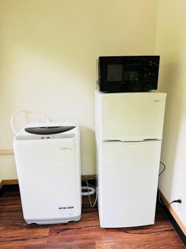a microwave on top of a refrigerator and a toaster oven at 箱根仙石原心温まる雅宿 in Hakone