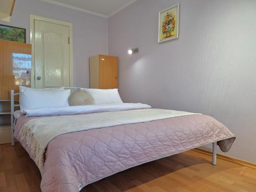 una camera da letto con un letto grande con cuscini bianchi di Двокімнатна квартира біля ТРЦ КИЇВ та Каштанової Алеї Документи для відряджень Мережа AlexApartments Цілодобове безконтатне заселення a Poltava