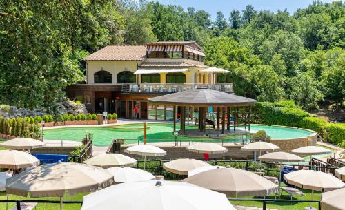 Bazén v ubytování Residence with swimming-pool and thermal pools in Sorano nebo v jeho okolí
