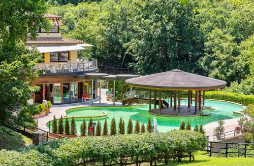 Bazén v ubytování Residence with swimming-pool and thermal pools in Sorano nebo v jeho okolí