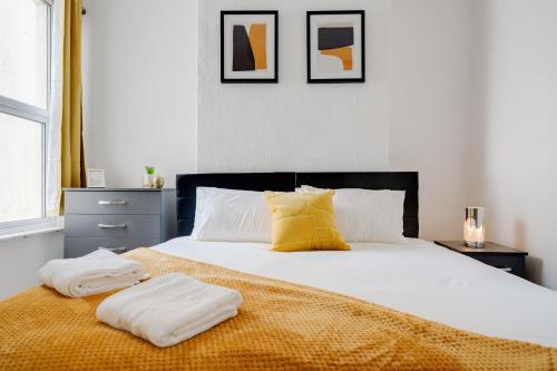 Fotografie z fotogalerie ubytování Stunning 5 bedroom home Wirral Birkenhead Sleeps 9- Free Parking-5G Internet v destinaci Birkenhead