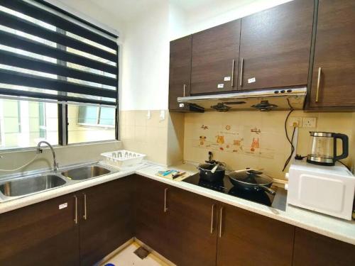 Kuchyň nebo kuchyňský kout v ubytování Riana Green East Premium 2BR Aeon Wangsa Maju 7Pax
