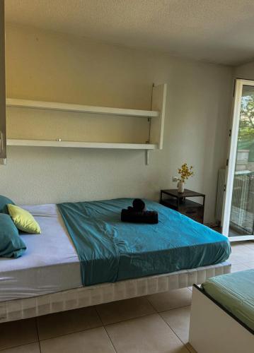 une chambre avec un lit avec une couette bleue dans l'établissement Villa tout confort, à Fréjus