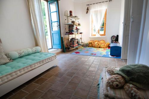 un salon avec un canapé et une fenêtre dans l'établissement Domaine de la Clédette grand gîte, à Colognac