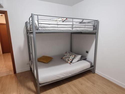 En eller flere senge i et værelse på Como Lake Green Oasis