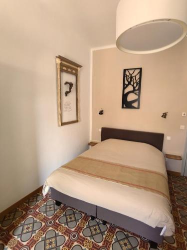 une chambre avec un lit dans une pièce dans l'établissement La Fille du Berger, à Puissalicon