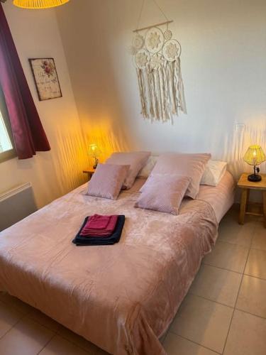 - un grand lit dans une chambre avec un plateau dans l'établissement Les Marmottons De LAYE, à Laye