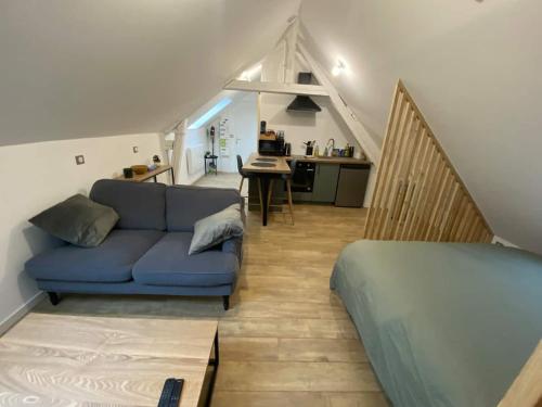 - un salon avec un canapé bleu et un escalier dans l'établissement Chaleureux studio hyper centre, à Amiens