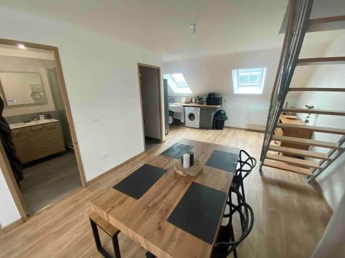 une table et des chaises en bois dans un salon dans l'établissement Chaleureux studio hyper centre, à Amiens