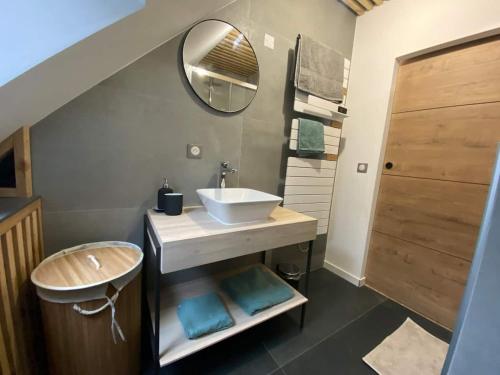 une salle de bain avec un lavabo et un miroir dans l'établissement Chaleureux studio hyper centre, à Amiens