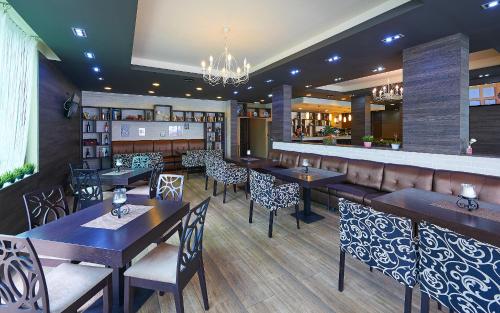 restauracja ze stołami i krzesłami oraz bar w obiekcie Central Plaza w mieście Pomorie