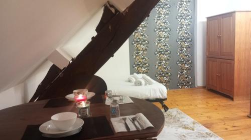un salon avec une table et un lit dans l'établissement Ma niche à louer, à Cherbourg en Cotentin