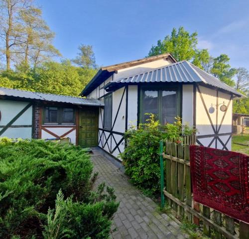 a house with a fence in front of it at Pokoje gościnne Stajnia Dorado-Agroturystyka in Leoncin