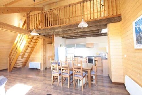 une cuisine et une salle à manger avec une table et des chaises dans l'établissement Appartement Le Chalet, à Saint-Pons