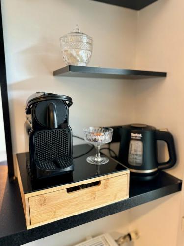 - un comptoir avec une cafetière et un verre dans l'établissement Appart’ calme - 48m² - proche Versailles - Paris, à Élancourt