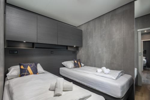 Postel nebo postele na pokoji v ubytování Adrialux Camping Mobile Homes