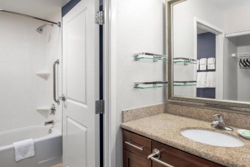 Bilik mandi di Residence Inn Newport News Airport