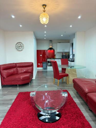 Χώρος καθιστικού στο Nicely furnished 2 Bedroom Property Independent with Parking