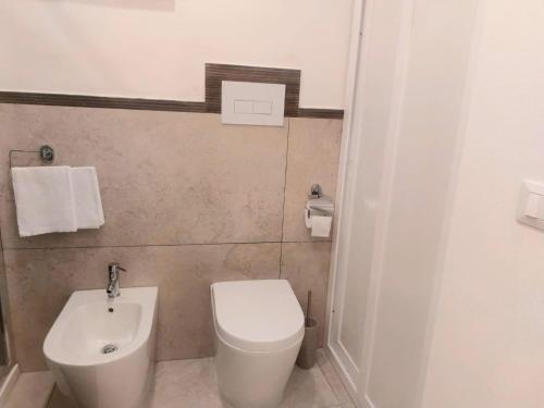un bagno con un water e un lavandino di Murriali Apartment a Monreale