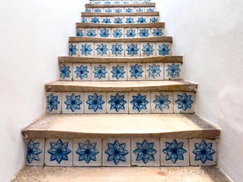 a staircase covered in blue and white tiles at CICIOSO flats João de Deus 2 in Évora