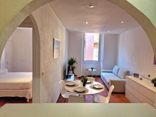 Cette chambre comprend une table, un lit et un canapé. dans l'établissement Sublime appartement 4P classé dans le Vieux-Nice, à Nice
