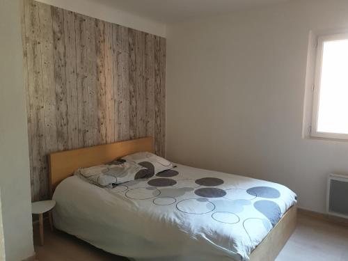 une chambre avec un lit et une fenêtre dans l'établissement appartement Saint Raphael Boulouris, à Saint-Raphaël