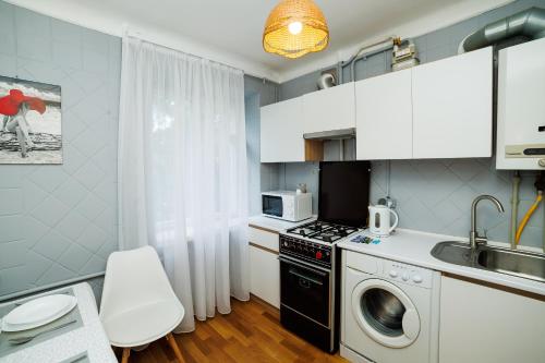 una cucina con lavatrice e microonde di 2 кімнатні квартири на Каштановій Алеї. Мережа AlexApartments. Безконтатне заселення 24/7 a Poltava