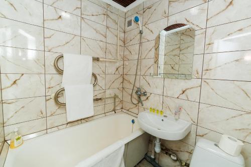 un bagno con lavandino, WC e specchio di 2 кімнатні квартири на Каштановій Алеї. Мережа AlexApartments. Безконтатне заселення 24/7 a Poltava