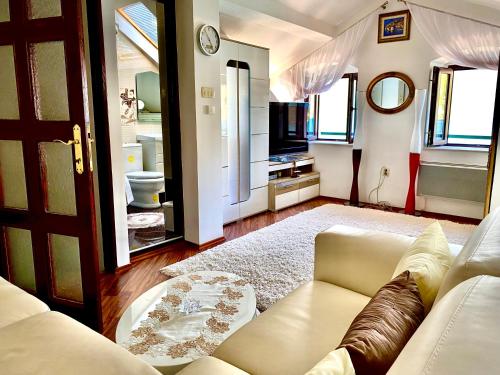 Ruang duduk di House with a pier