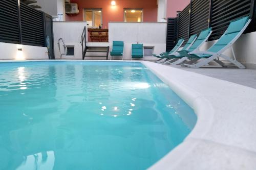 Cozy Maza with Heated Swimming Pool
