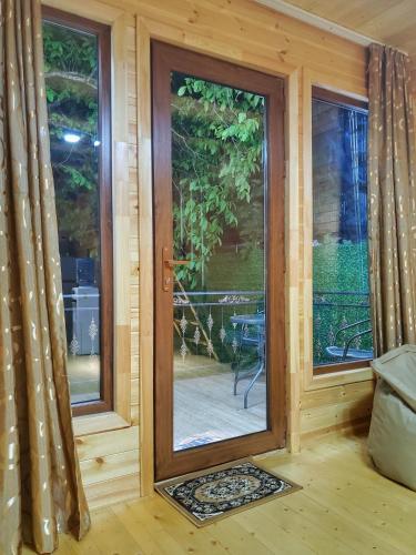 Gallery image of oak cabin in Oni