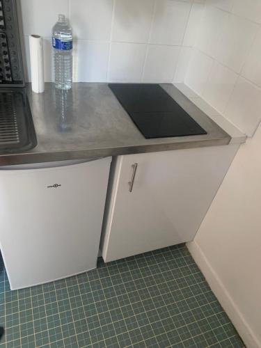 une bouteille d'eau assise au-dessus d'un comptoir dans l'établissement Studio Porte Maillot, à Paris