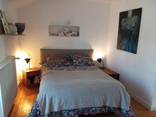 Ce lit se trouve dans une chambre dotée de 2 lampes et d'un couvre-lit. dans l'établissement Maison mer plage du débarquement Caen Nord, à Bernières-sur-Mer