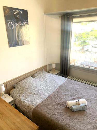 une chambre avec un lit avec une serviette dessus dans l'établissement Cannes center terrace AC Wifi 200 m from sea behind Martinez, à Cannes