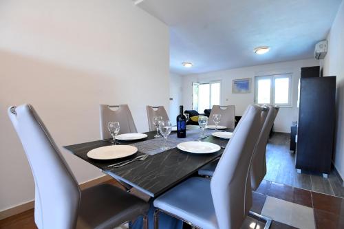 Cozy Maza with Heated Swimming Pool