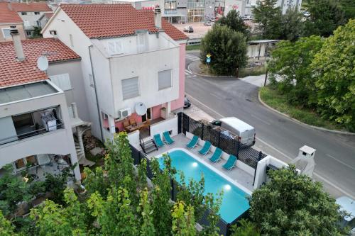 Cozy Maza with Heated Swimming Pool