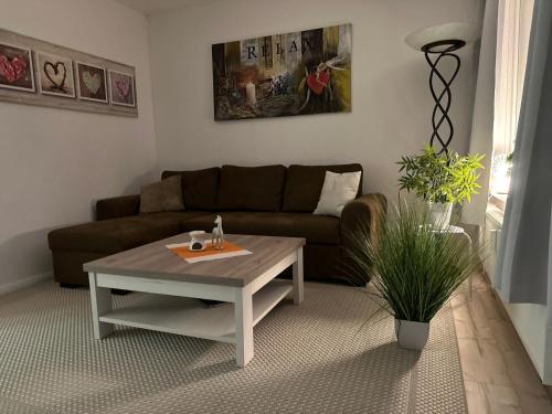 un salon avec un canapé et une table basse dans l'établissement Ferienwohnung Harz #4, Pool, Sauna, WLAN, à Braunlage