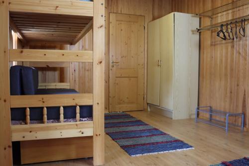 Habitación con literas y nevera. en Koivurannan lomamökit Pihlaja, en Nykälä