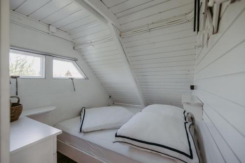 Postel nebo postele na pokoji v ubytování Seehütte Neusiedlersee - Seehaus inklusive Elektroboot