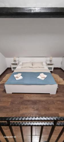 un letto grande in una stanza con aokedokedoked di Kuća za odmor Cordon a Vojnić