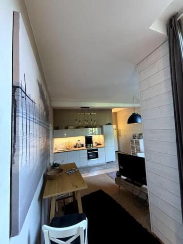 un salon avec une table et une cuisine dans l'établissement Apartment in downtown Bordeaux, à Bordeaux