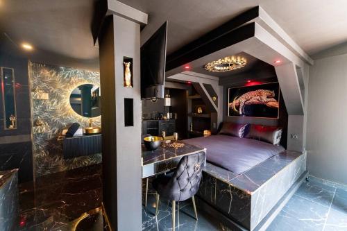 une chambre avec un lit et un bureau dans une pièce dans l'établissement Suite D&S Luxury Room, à Firminy
